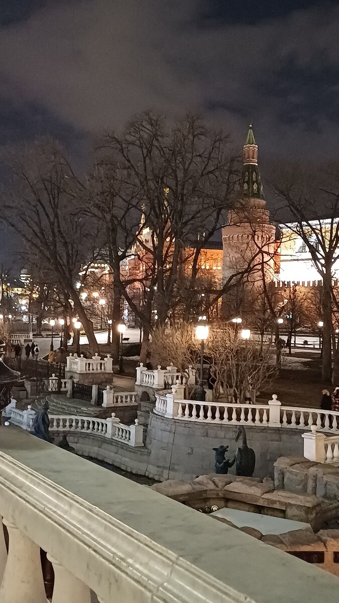 Вид на Кремль с Манежной площади. Фотография автора Татьяны Федотовой