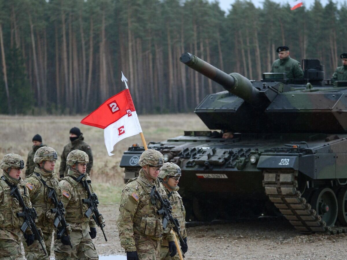    Военнослужащие и танк PT-91 Twardy на полигоне в Ожише© РИА Новости / Стрингер