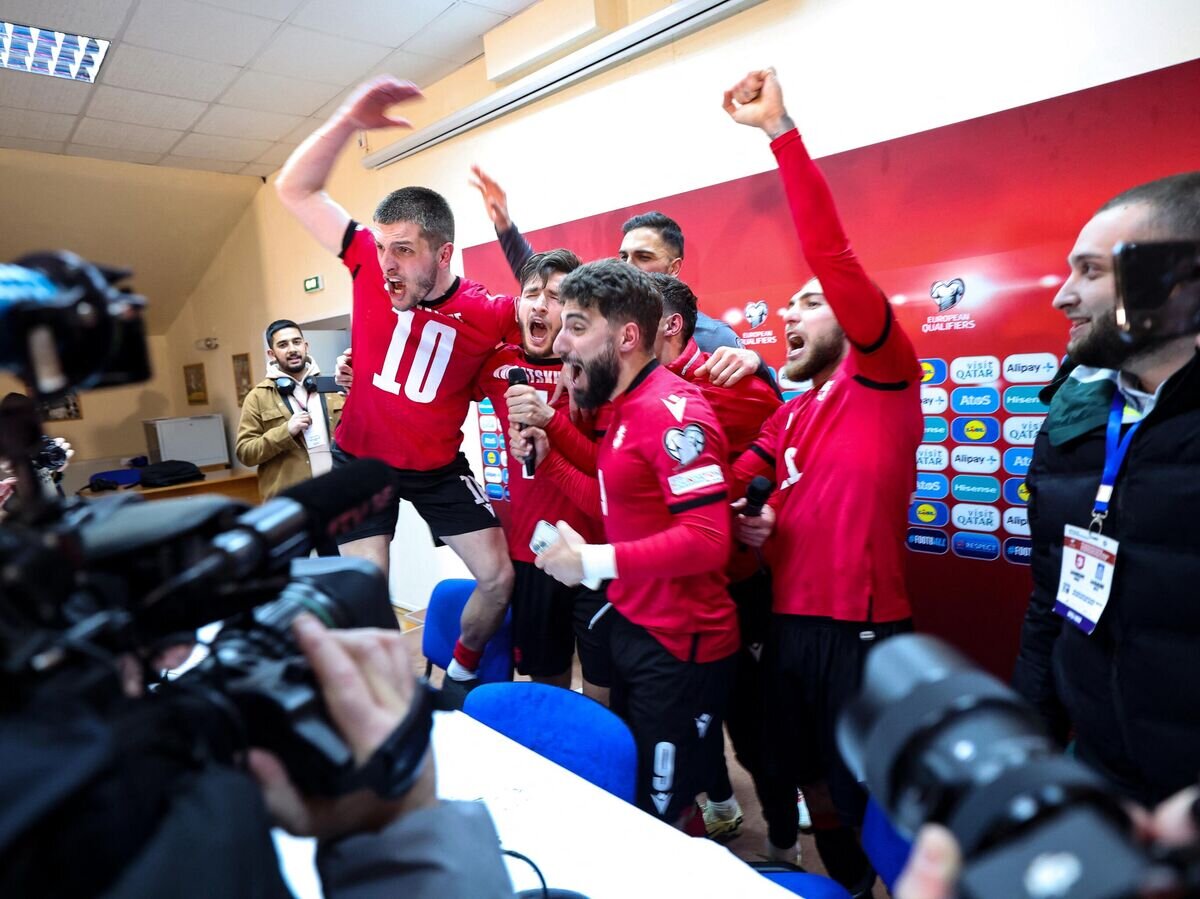    Футболисты сборной Грузии после выхода на Евро-2024© AFP 2024 / GIORGI ARJEVANIDZE