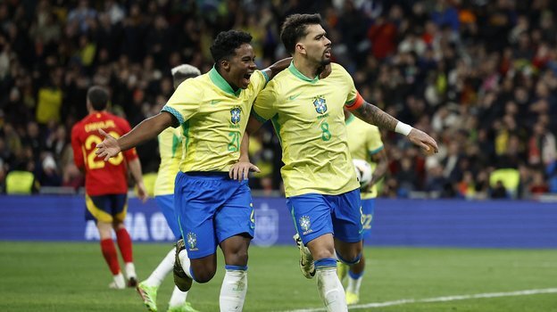    Игроки сборной Бразилии радуются голу в ворота Испании. Reuters