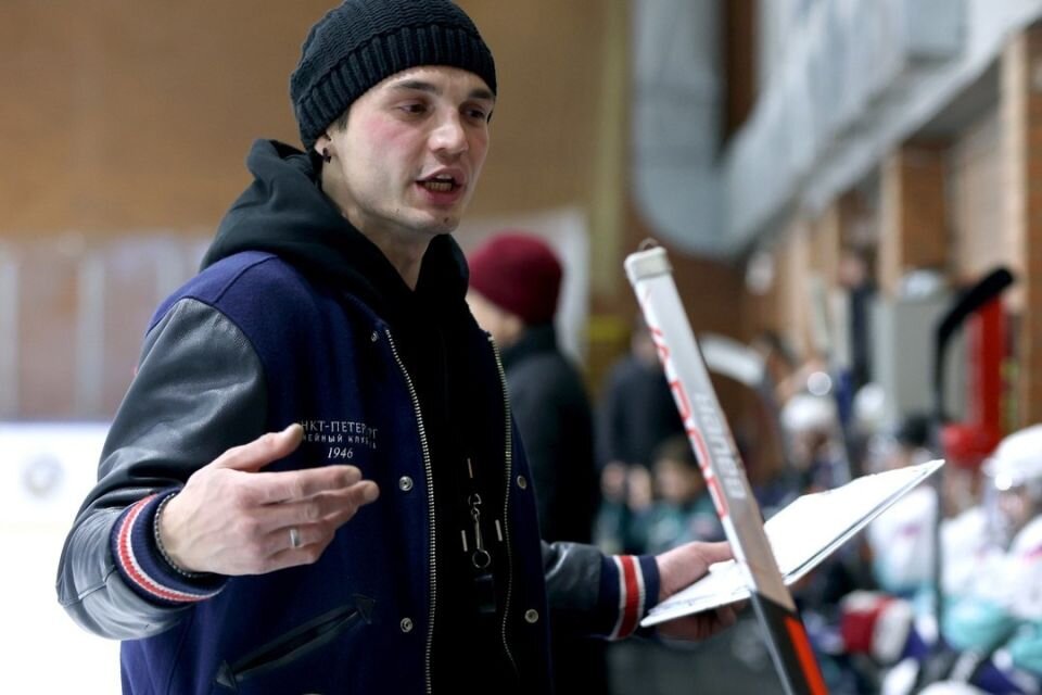    Тимур Бараев дает указания игрокам команды "Мегалодон". Источник: nhliga.org