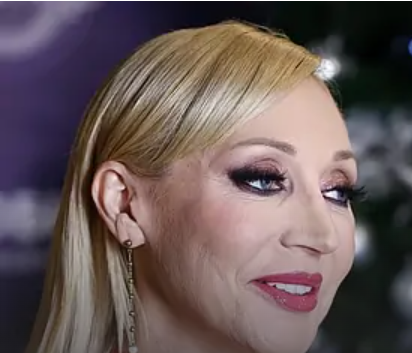 Ищет выход из ситуации.