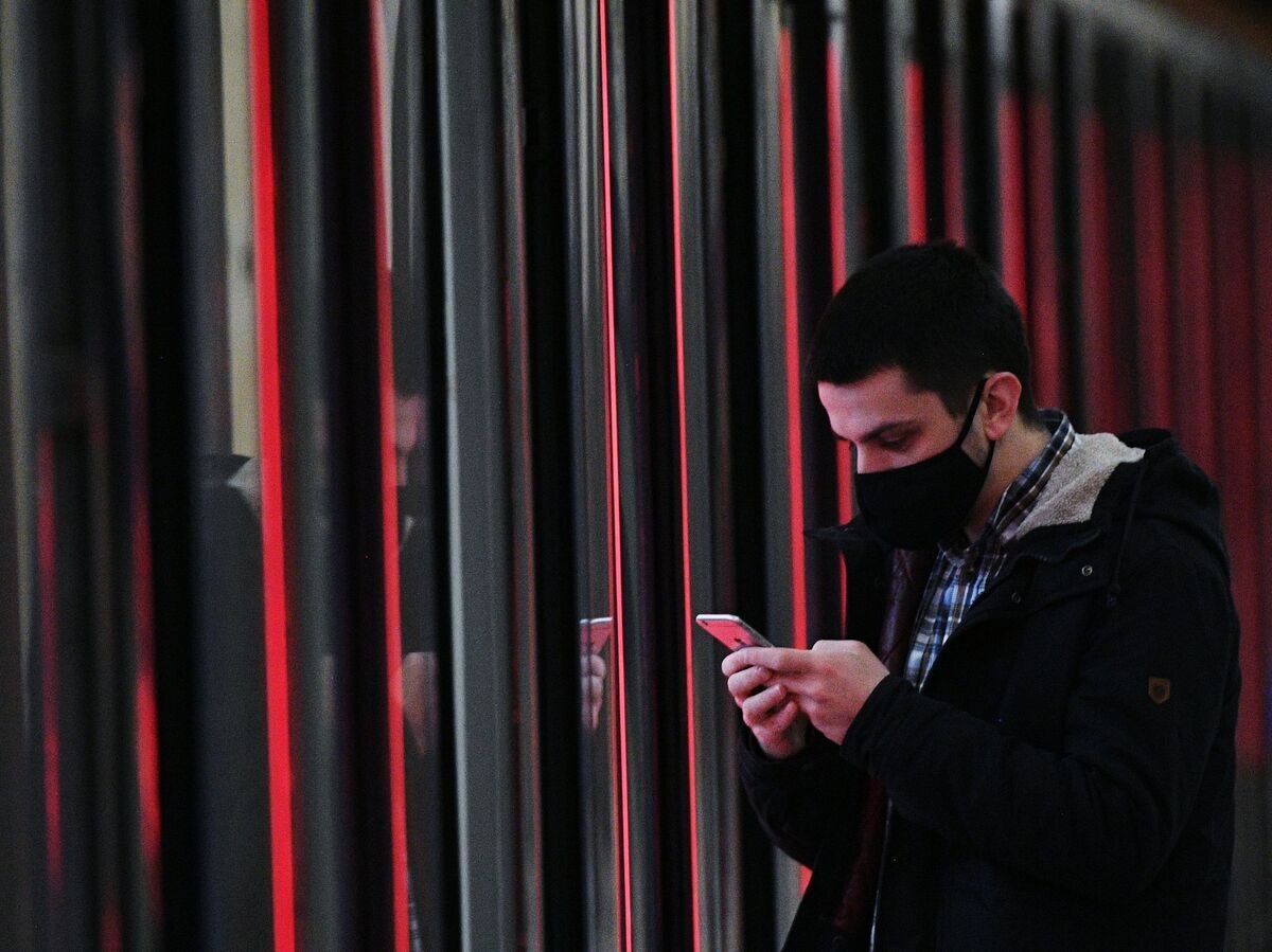    Мужчина со смартфоном в метро© РИА Новости . Максим Блинов
