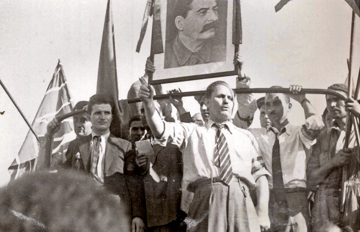 Николае Чаушеску (слева) на параде в честь прибытия советских войск в августе 1944 года.