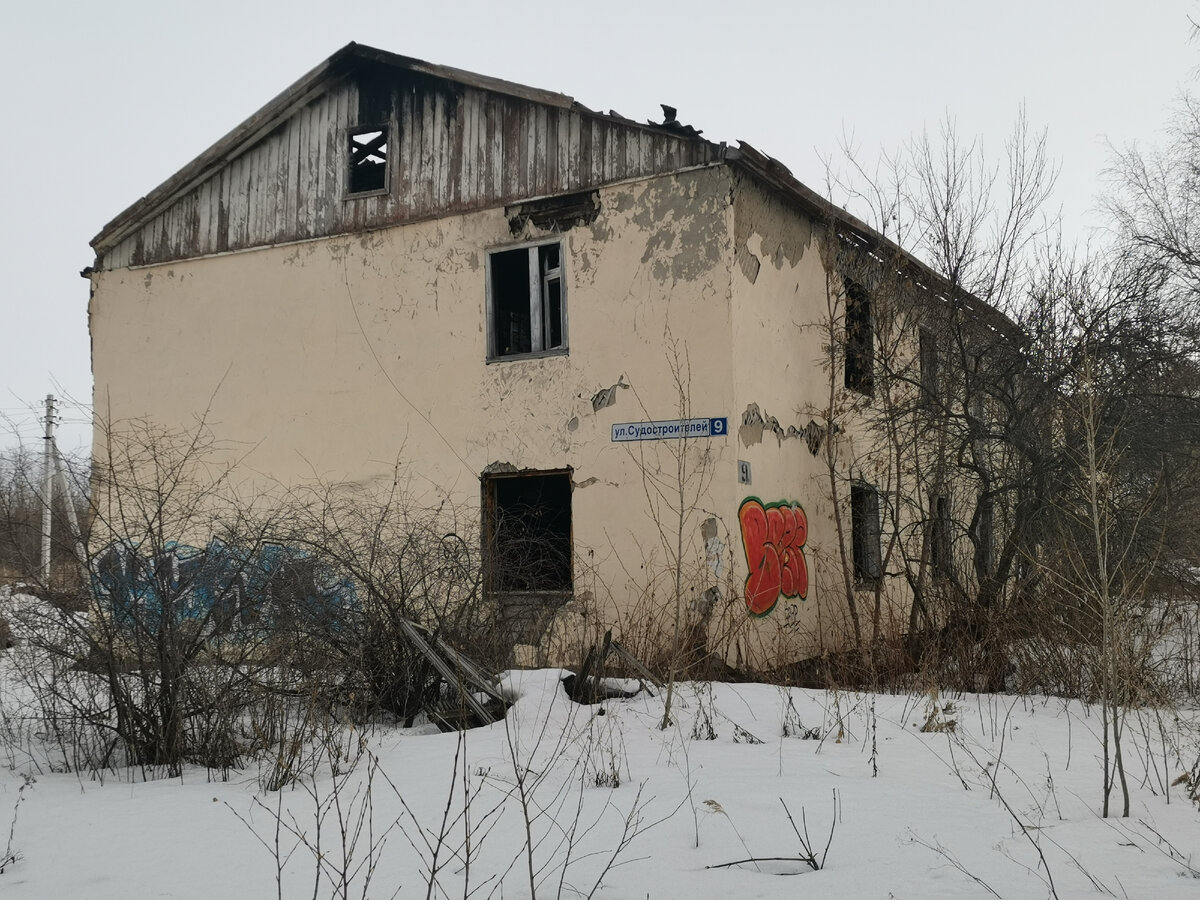 Дом расселен и медленно разрушается уже около 10 лет. 