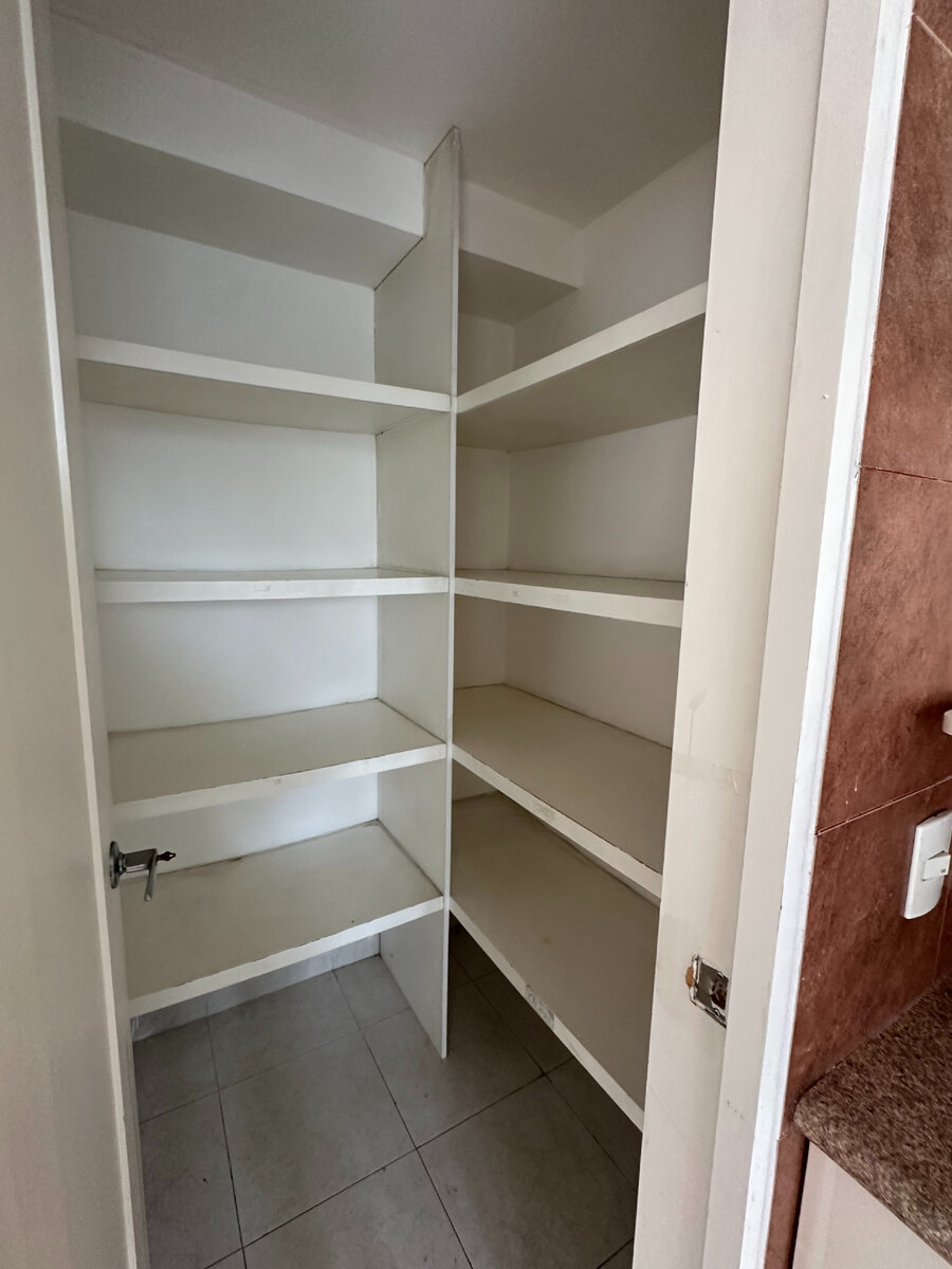 Это фото я сделала при просмотре одной из квартир. На следующей фотографии можно увидеть, как это помещение примыкает к кухне (внимание на левую дверь)