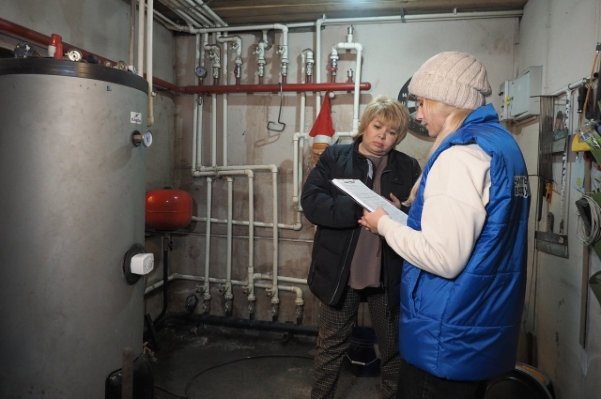    Волонтёр проекта рассказывает о преимуществах экологичного вида отопления.