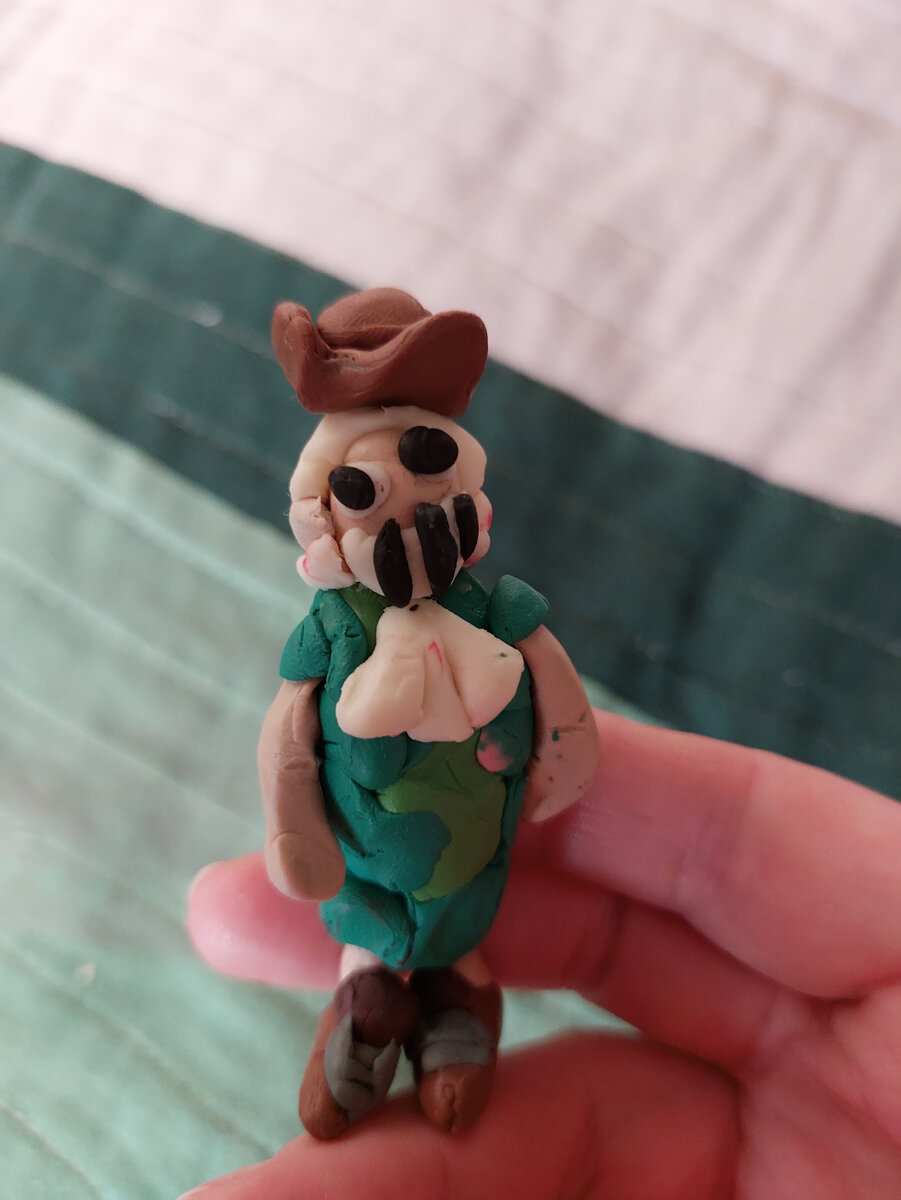 Долго гадали кто это. Оказалось -доктор Ливси из "Острова сокровищ"