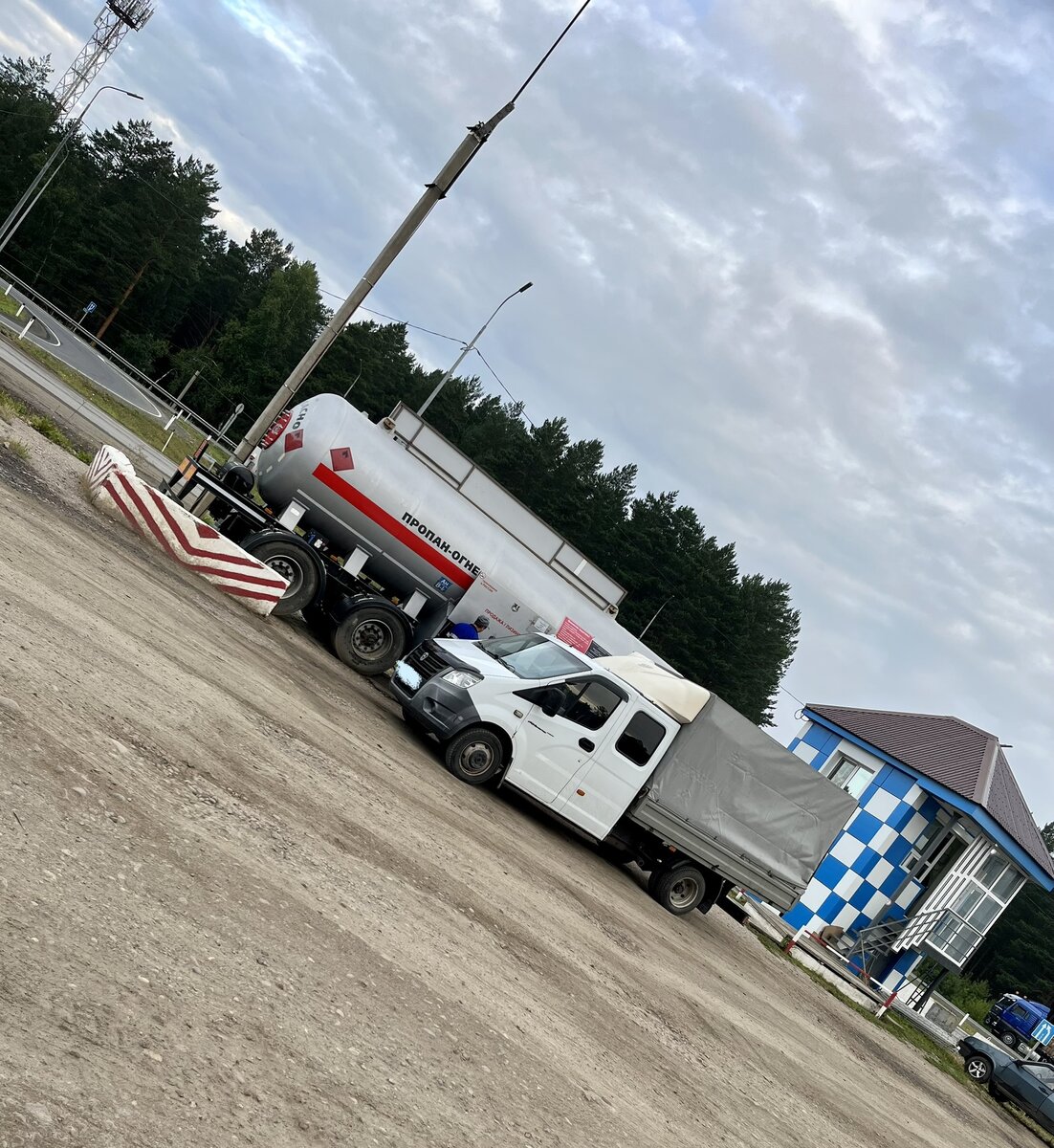 На газовой заправке.