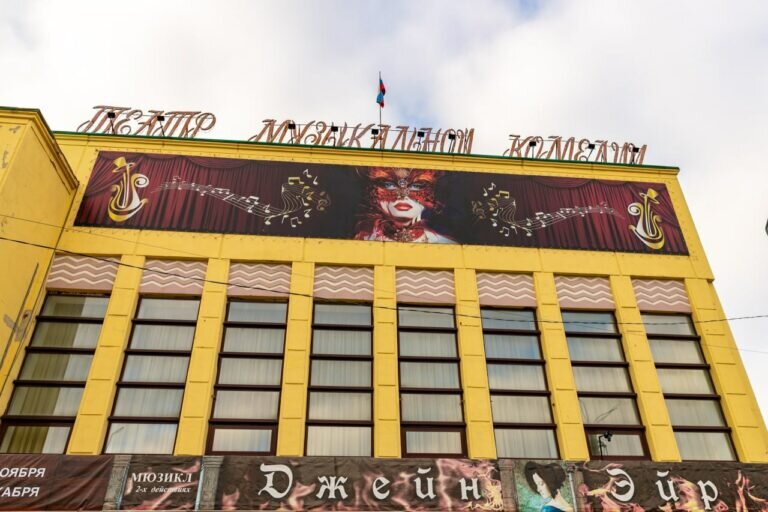    День и ночь театра. В Оренбургской музкомедии 27 марта пройдет концерт «Своих не бросаем» Белов Михаил Александрович