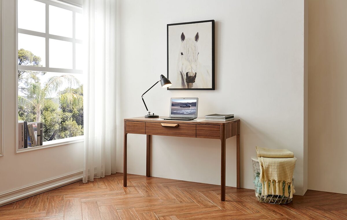 Стол письменный стоимостью 88 425 рублей на https://imodern.ru/ 