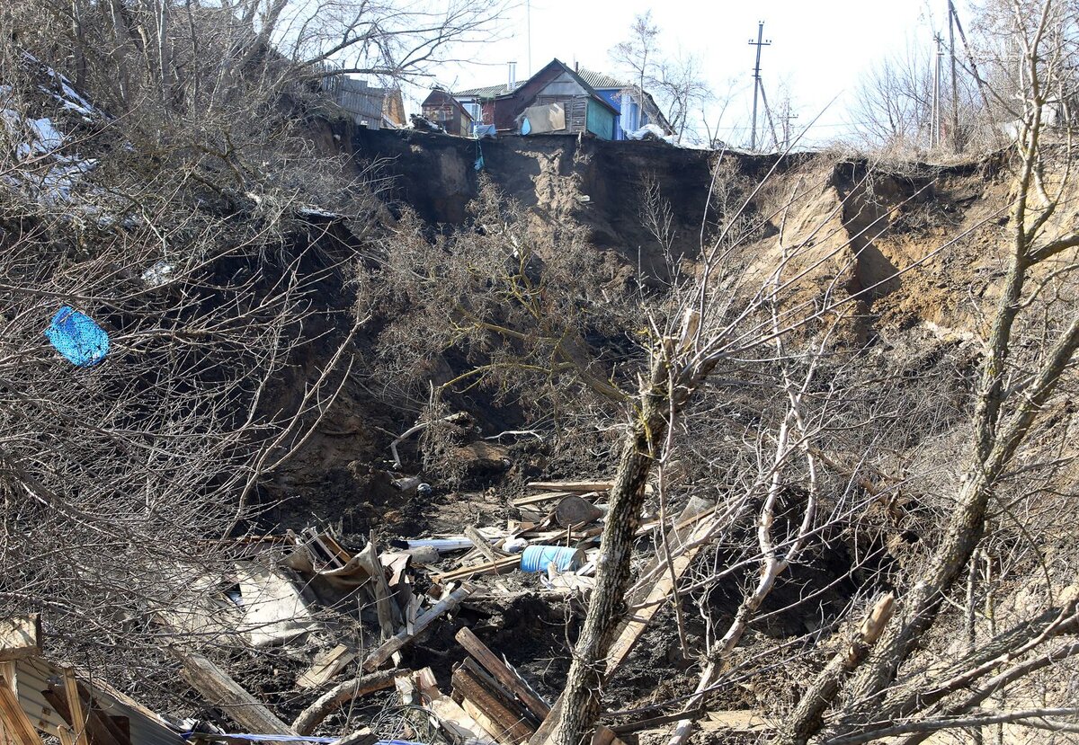      Последствия оползня — вид снизу. Фото: Игорь ФИЛОНОВ