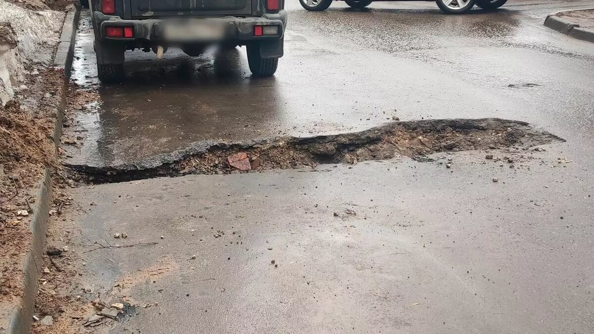     Дороги в Нижнем Новгороде традиционно начали разрушаться с приходом весны. Фотокорреспондент NewsNN прогулялся по улицам города и запечатлел нерадостную картину.