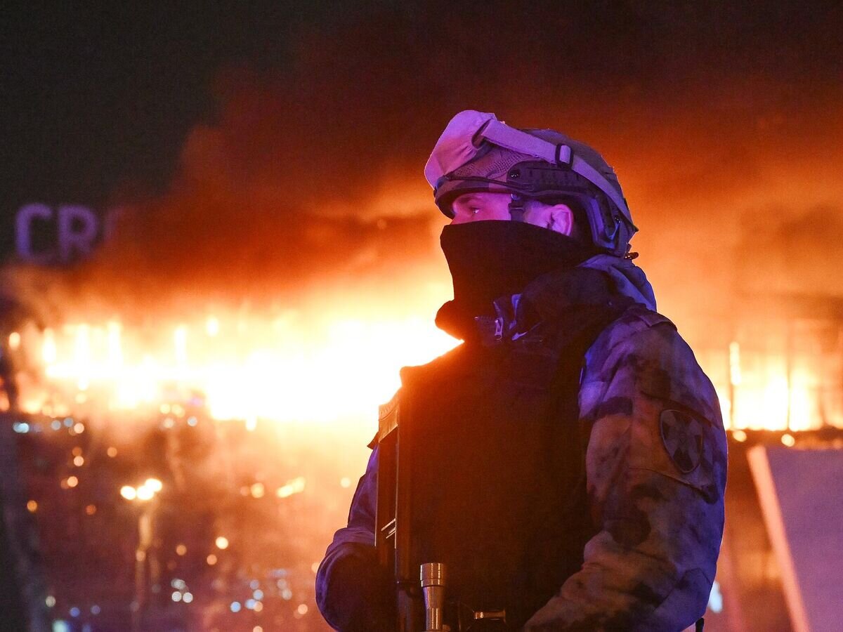 Сотрудник силовых структур у концертного зала "Крокус Сити Холл© РИА Новости / Максим Блинов