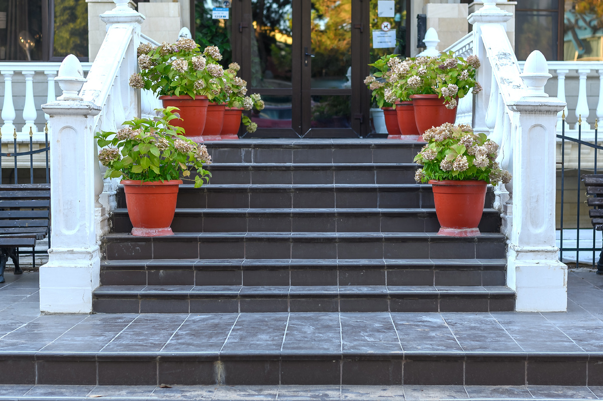 Крыльцо, облицованное керамогранитом