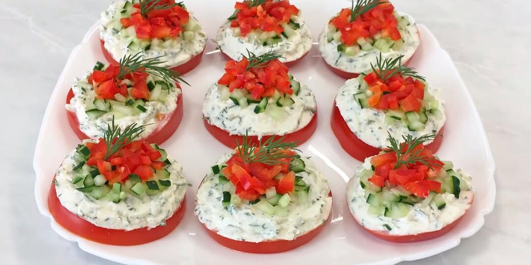 Закуска на помидорах за 5 минут! Выручит, когда быстро и недорого надо накрыть стол