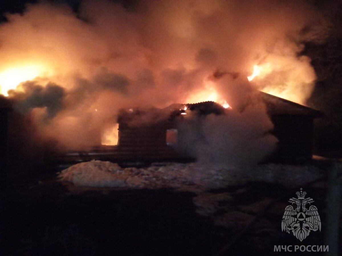 В селе под Липецком горящий жилой дом тушили 2 отделения МЧС и добровольцы  | Вести Липецк | Дзен