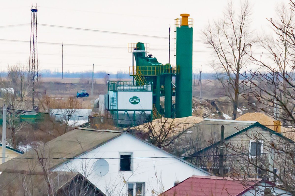    Завод находится в считанных метрах от жилых домов.