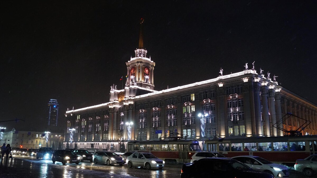 Здание администрации Екатеринбурга. Раньше это был двухэтажный Гостиный Двор. После революции он несколько раз реконструировался. Свой нынешний облик здание получило в 1954 году. Листайте галерею, чтобы увидеть ещё фото