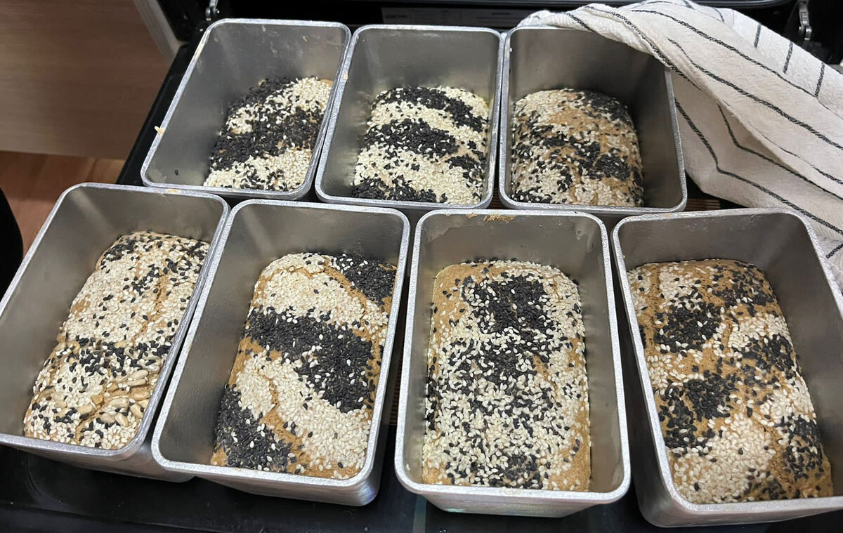 Ржаной хлебушек перед выпечкой. Каждая девушка украсила его семечками так, как ей захотелось