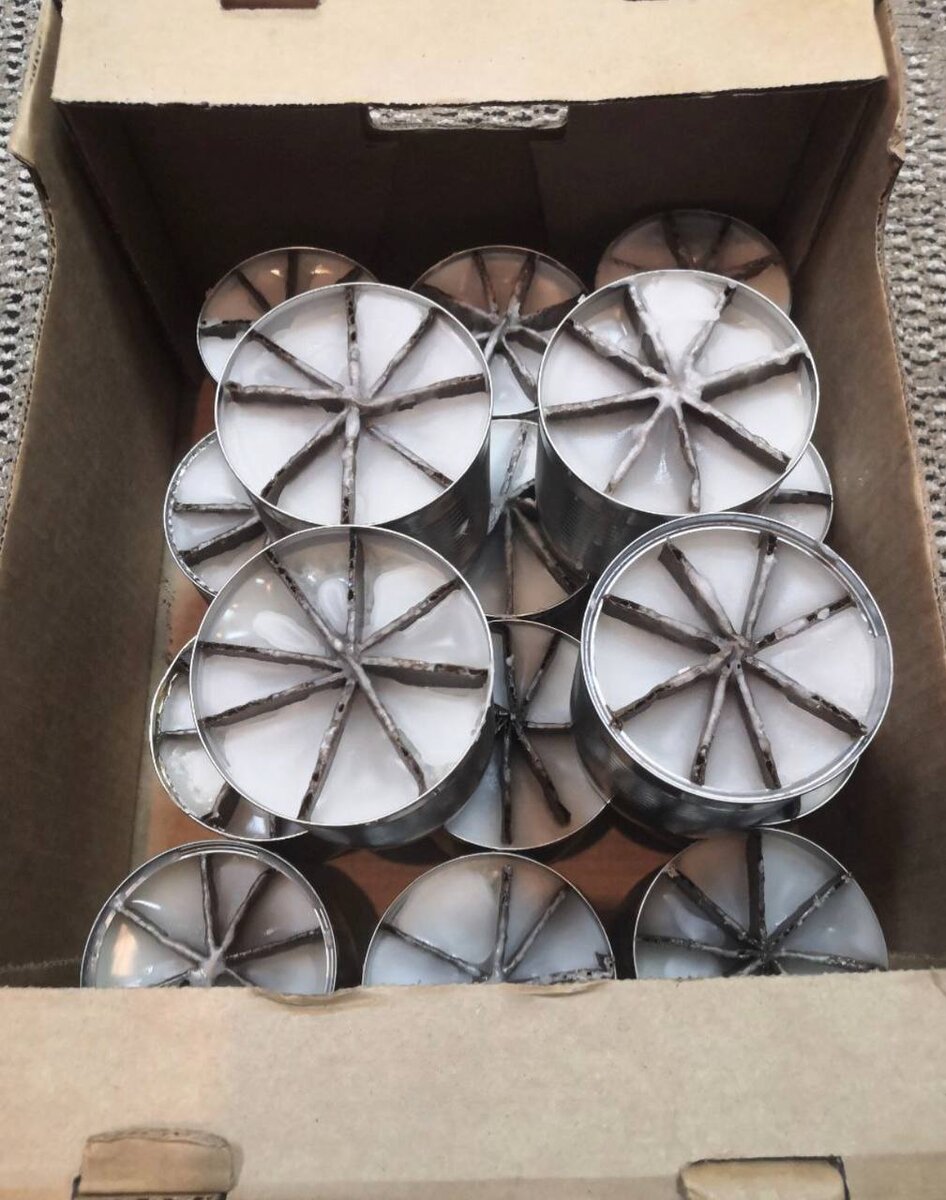 Свечи из парафина П-2 имеют молочно-лунный цвет. Фото предоставлено волонтёрами ТГ-группы "Окопные свечи Омск"