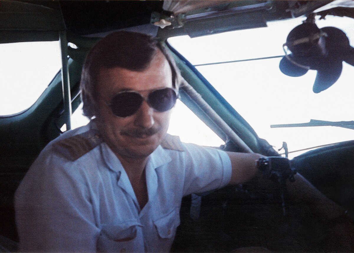 Летчик Александр Напрасников за штурвалом Ту-134