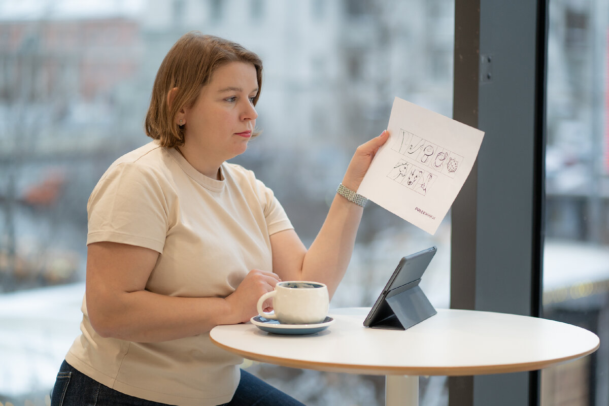 Всем привет! Меня зовут Елена Сокол и я логопед-практик я помогаю обычным мамам из нашей с вами жизни заниматься со своими детьми самостоятельно. Я адепт и практик семейного образования.