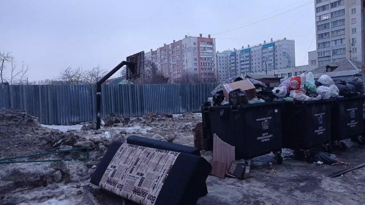     В соцсети появился крик души жителей дома в Тракторозаводском районе Челябинска. Местные жители ведут давнюю борьбу со свалкой в своем дворе, куда свозят отходы рынок, ближайшие магазины и жители частного сектора.