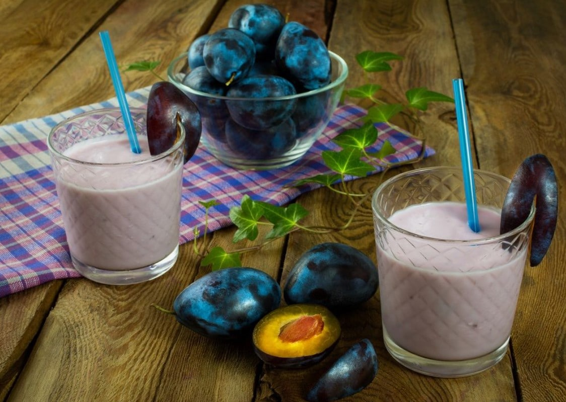 Usually a smoothie is prepared according to the same principle: vegetables or fruits are cut into small pieces and then put into a blender. Only the ingredients change.-2