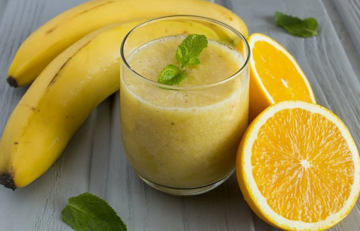 Usually a smoothie is prepared according to the same principle: vegetables or fruits are cut into small pieces and then put into a blender. Only the ingredients change.-10