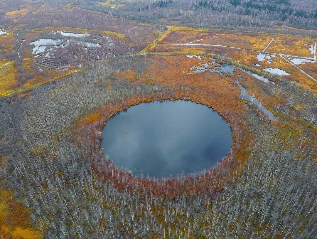 Круглое озеро что на дне. Бездонное озеро Солнечногорск. Бездонное круглое озеро в Солнечногорске. Бездонное озеро Солнечногорск глубина.