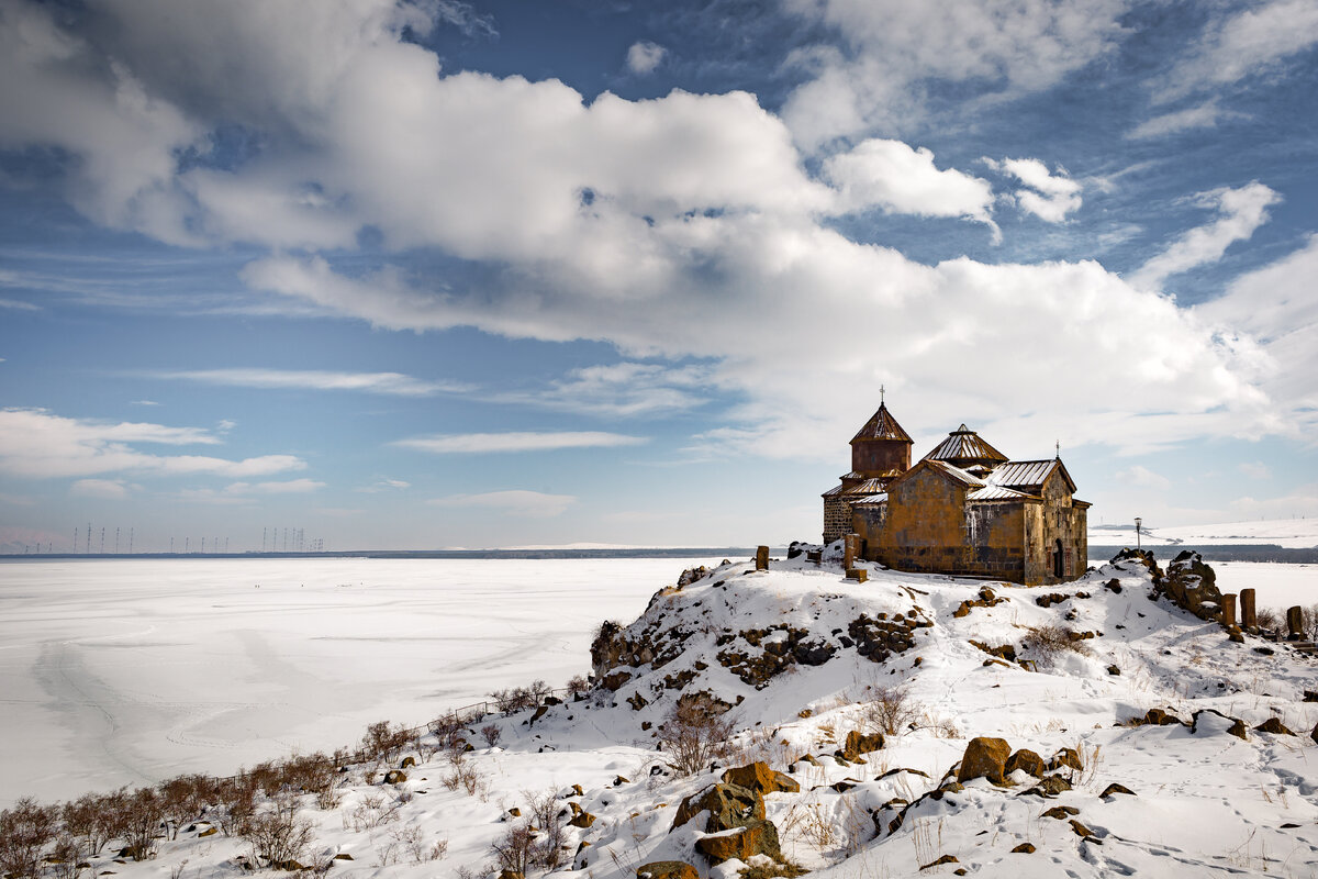 Монастырь Айраванк выглядит как маленький замок в скалах. Фото: Hayk Hovhannisyan / Shutterstock