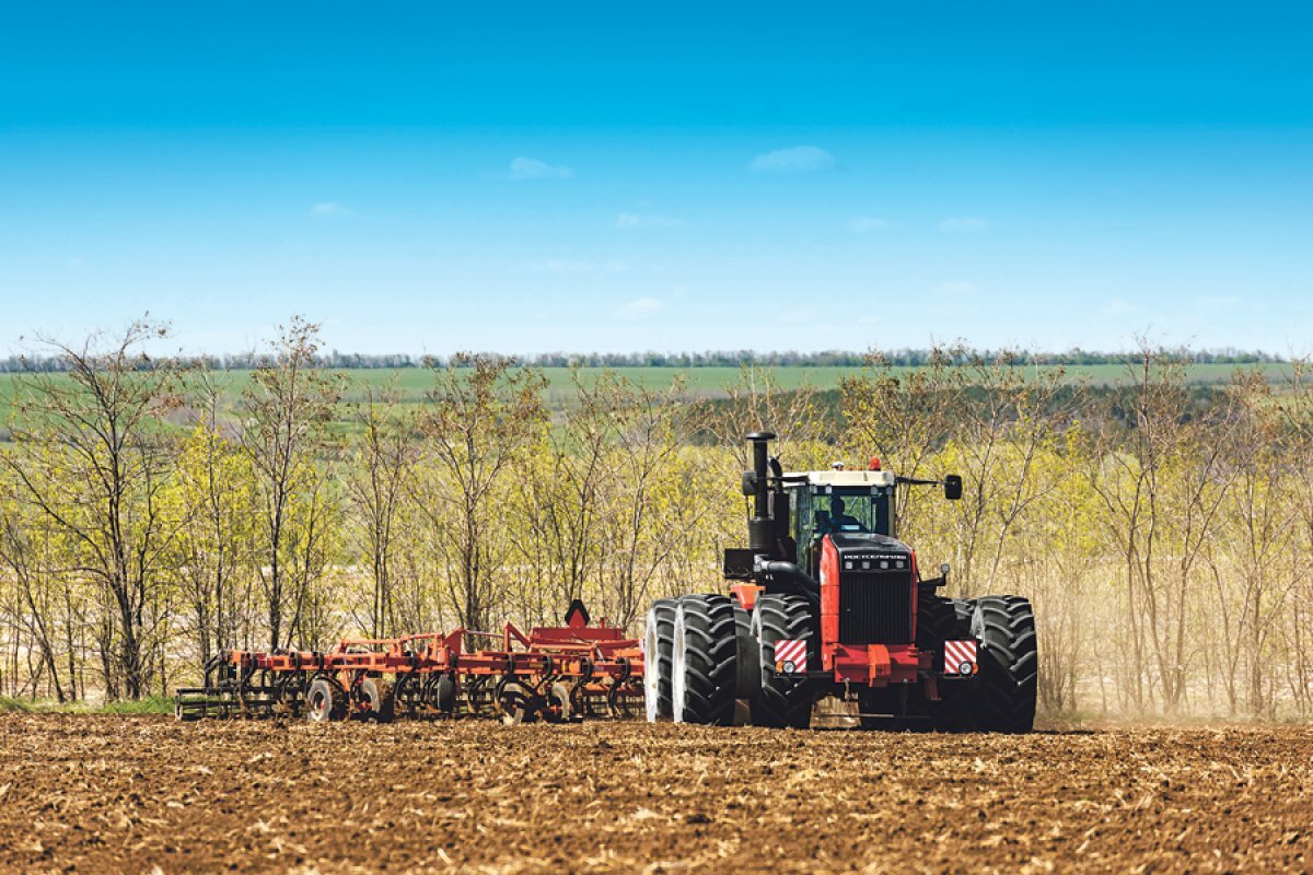    Агромашина агрегатируется с множеством различный орудий, от бороны до пневматического посевного комплекса.