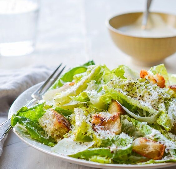 Салат цезарь с курицей — классический пошаговый рецепт, по которому каждый сможет приготовить идеальный салат