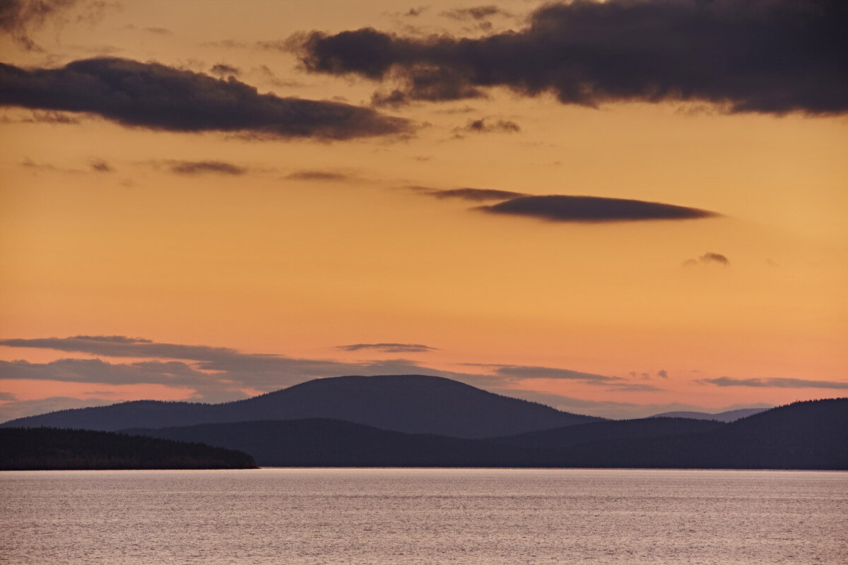 Поездка на поезде подходит к Кольскому по настроению: под мерный стук колёс классно будет пить чай и любоваться природой