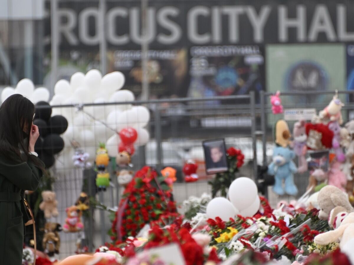    Стихийный мемориал у здания концертного зала "Крокус Сити Холл"© РИА Новости