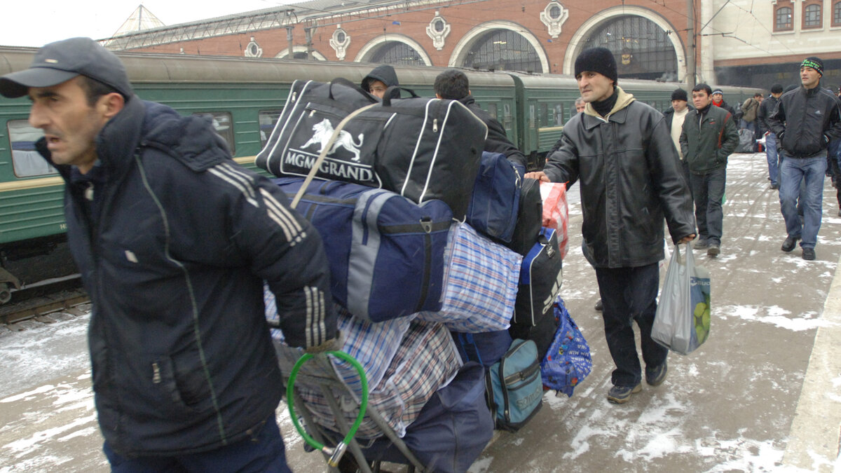 Депортация таджиков крокус. Трудовые мигранты. Гастарбайтеры из средней Азии. Мигранты таджики вокзал. Таджик с баулом.