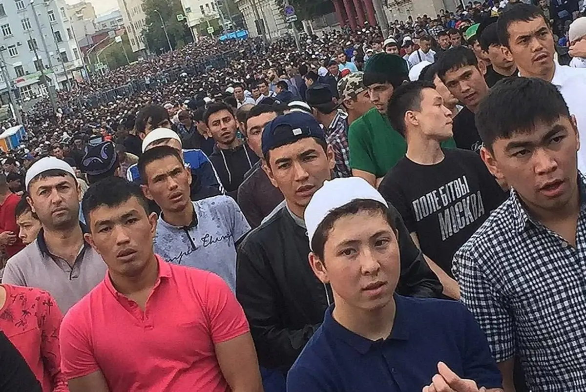 Смотрите какая замечательная надпись на футболке: ПОЛЕ БИТВЫ - МОСКВА