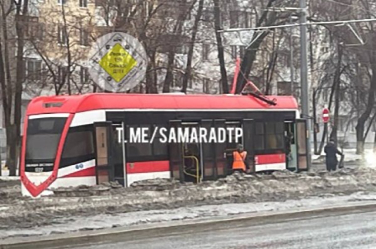    В Самаре на Ново-Садовой у трамвая № 20 отвалился токоприёмник