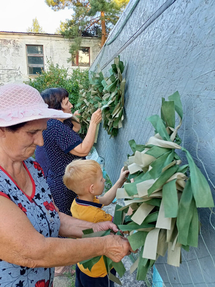     Жительница хутора Каменка Зинаида Ивановна Тарадина,    
плетет сети вместе с правнуком Егором.