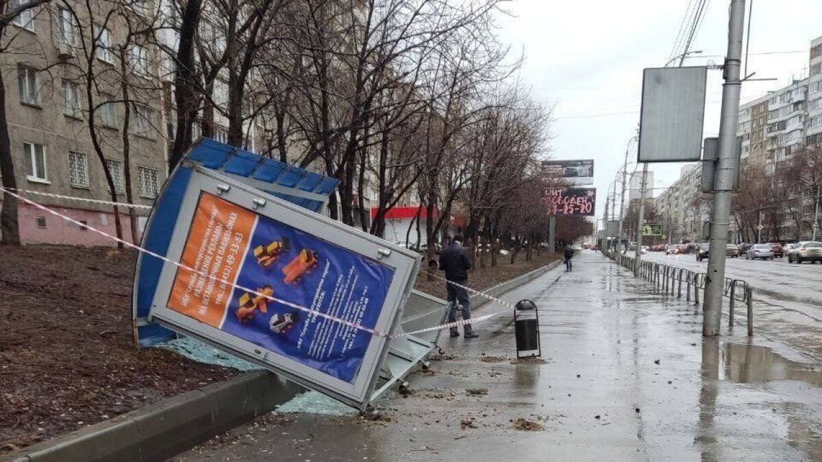    В Саратове ураган вырвал из земли автобусную остановку на ЧернышевскогоНовости Саратова и области – Сетевое издание «Репортер64»