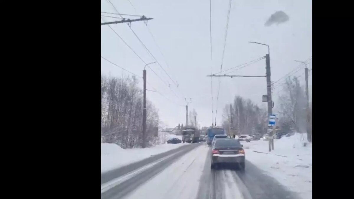     Очевидец поделился видео с места происшествия в социальной сети.