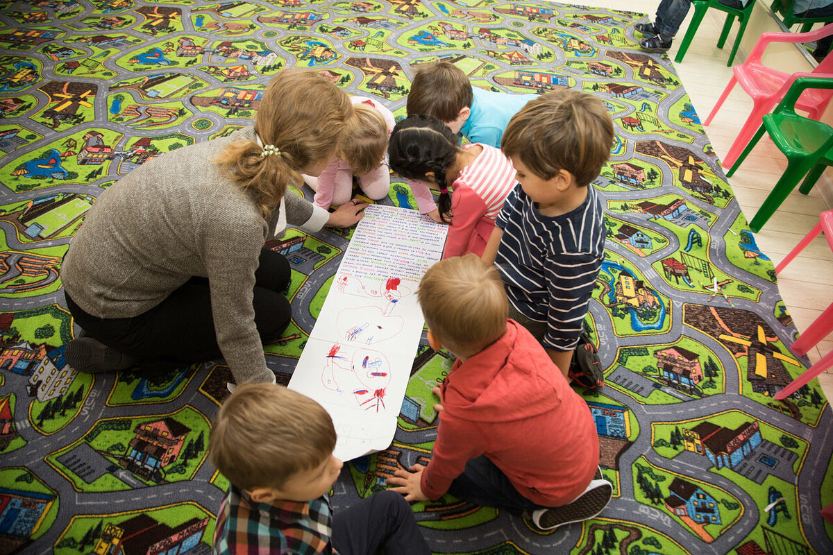 На занятии в Центре развития «Воспитание искусством»