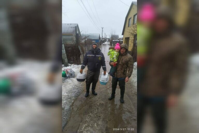    В Оренбурге в поселке Бёрды из зоны подтопления эвакуируют людей Андрей Севостьянов