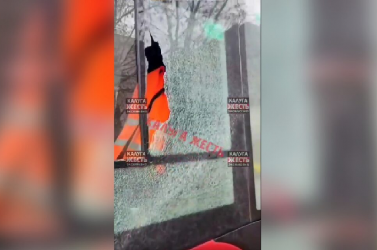    В Калуге полиция проверяет инцидент с повреждением стекла автобуса
