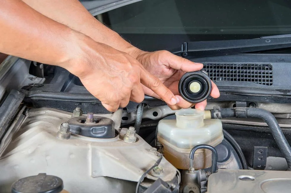 Проверка тормозной жидкости в авто. Источник фото automost52.ru