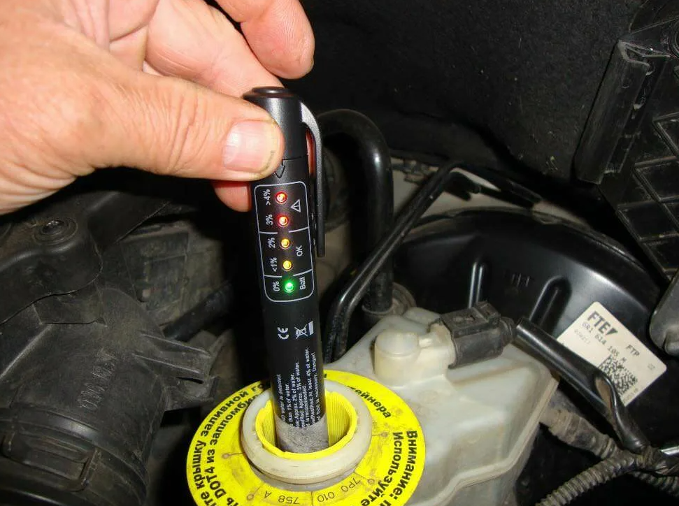 Проверка тормозной жидкости на содержание влаги тестером. Источник фото prokol24.ru