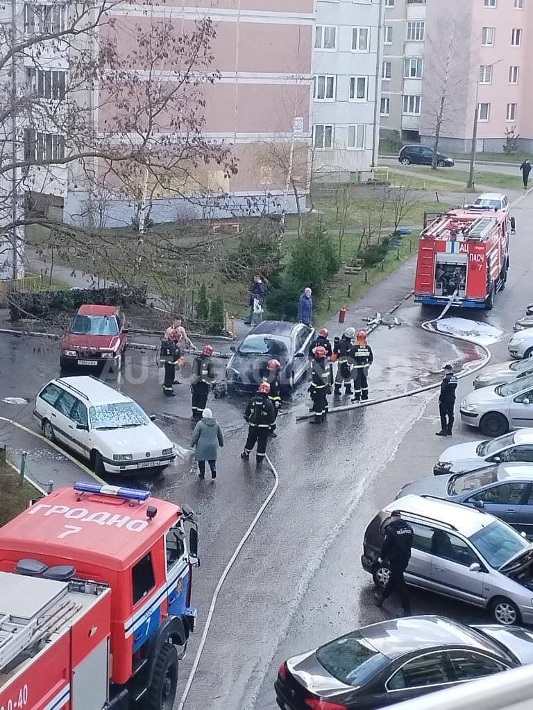 В Гродно на парковке у многоэтажки сгорела легковушка, а ночью кто-то  поджег входную дверь в многоквартирном доме | Новости Гродно s13.ru | Дзен