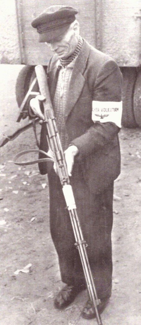 Винтовка Маннлихер обр. 1886 года в руках фольксштурмовца. Фото из книги.