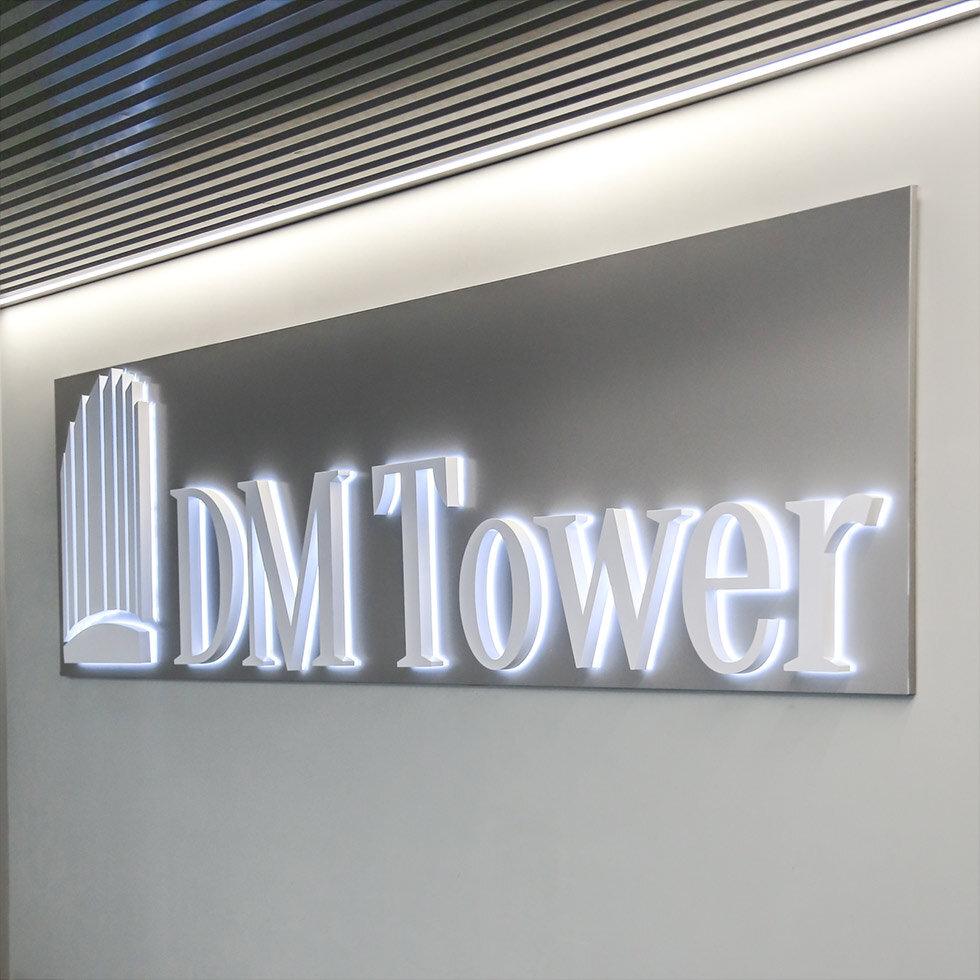 Световые буквы с подсветкой контражур на подложке.